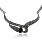 Stříbrný náhrdelník ve starostříbrné povrchové úpravě s ozdobou s markazity a černým syntetickým kamenem 