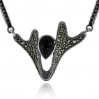 Stříbrný náhrdelník s markazity a černým syntetickým kamenem 