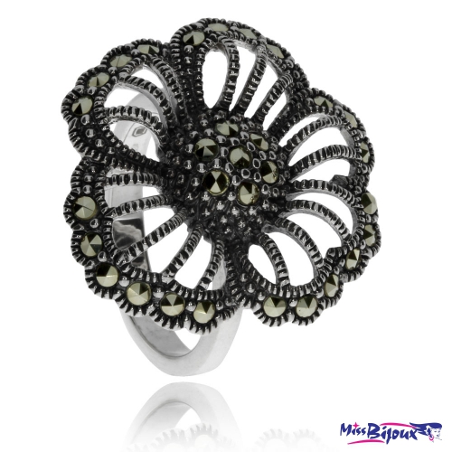 Stříbrný prsten s markazity ve tvaru květiny