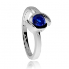 Stříbrný prsten s modrým syntetickým kamenem ve dvou liniích