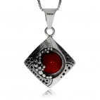 Stříbrný přívěsek s korálem - Kulatý červený kámen v lůžku se starostříbrnou úpravou