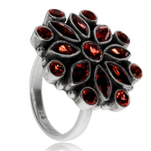 Stříbrný prsten s granáty - Kameny ve tvaru květiny