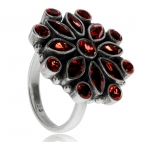 Stříbrný prsten s granáty - Kameny ve tvaru květiny
