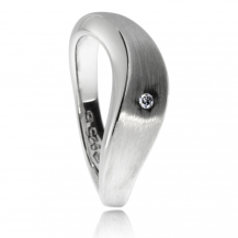 Stříbrný prsten s diamantem zasazeným v rhodiovaném stříbře v kombinaci lesk a mat