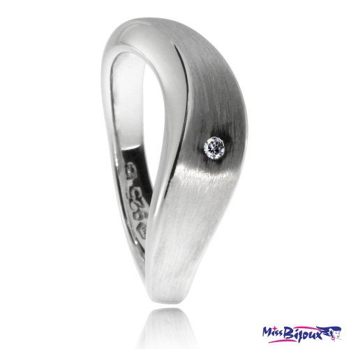 Stříbrný prsten s diamantem v kombinaci lesk a mat