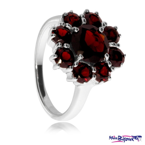 Stříbrný prsten s granáty - Květina s výrazným středovým kamenem