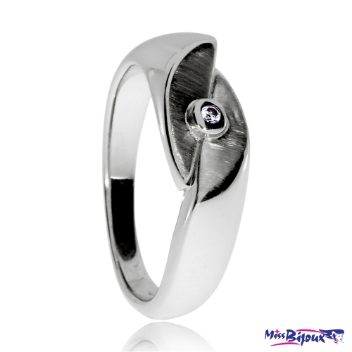 Stříbrný prsten s diamantem, povrchová úprava matného a lesklého stříbra