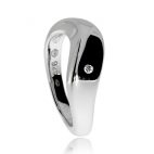 Stříbrný prsten s diamantem zasazeným v rhodiovaném stříbře