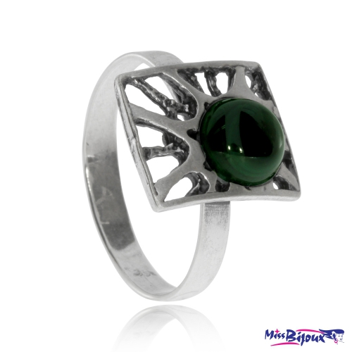 Stříbrný prsten s malachitem - Kulatý kámen v zajímavém lůžku
