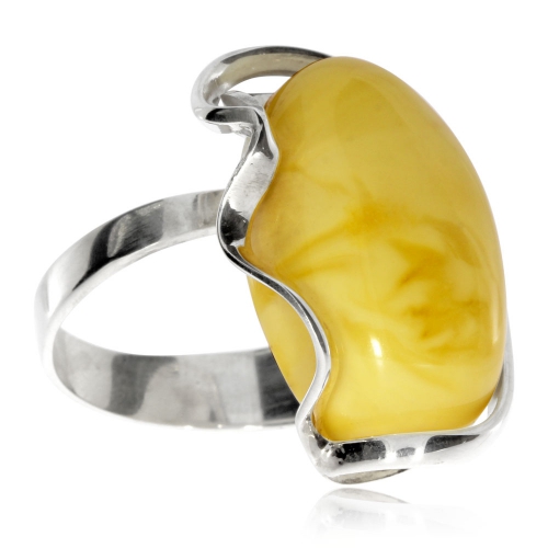 Stříbrný prsten s větším světle žlutým jantarem