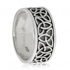 Stříbrný prsten zdobený triquetrami