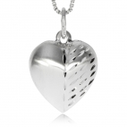 Stříbrný přívěsek ve tvaru srdce s jemným zdobením 